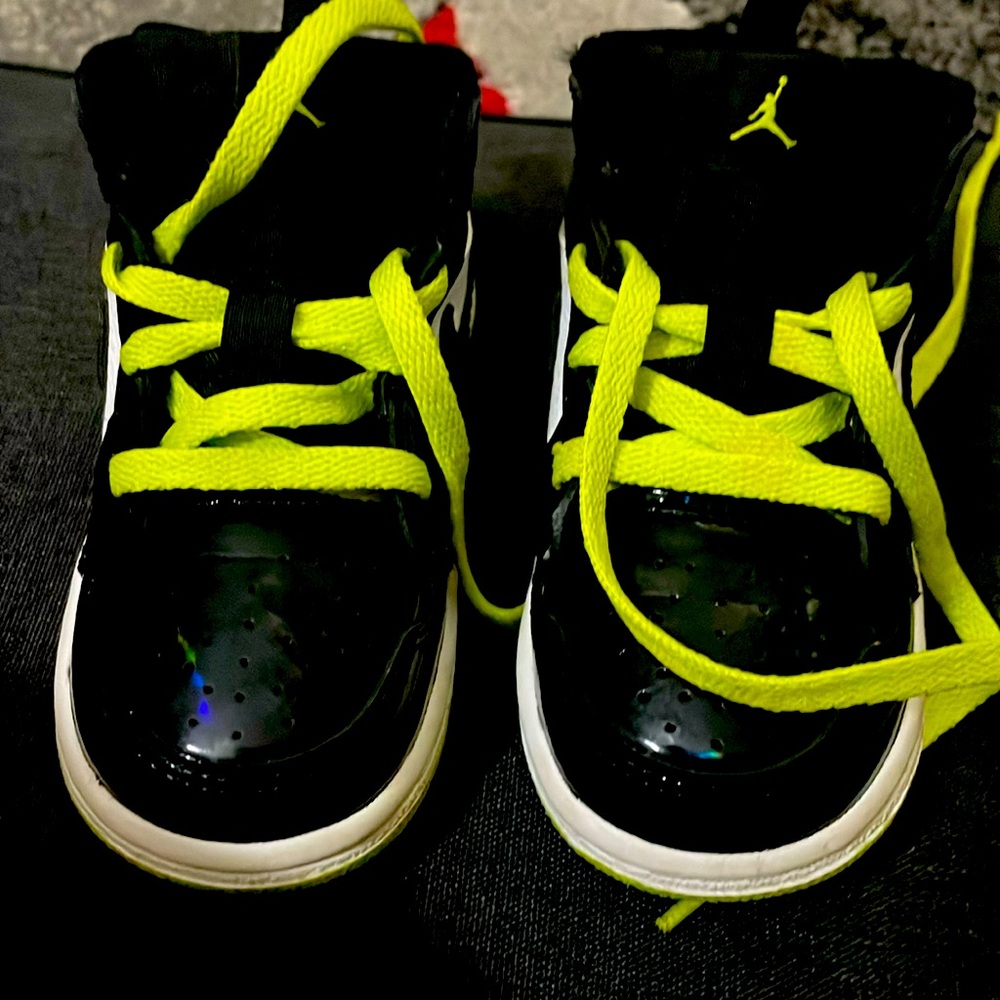 Toddler boy size 6c Jordan
